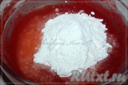 По прошествии 10-15 минут желатин набухнет. В получившуюся клубничную массу добавить 120 грамм сахарной пудры и сок, выдавленный из лимона.