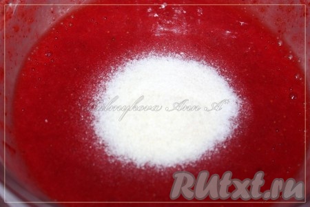 В полученную клубничную массу добавить желатин, перемешать и оставить для набухания желатина на 10-15 минут.