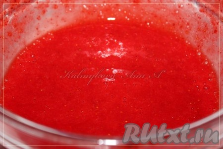 Клубнику разморозить. Ягоды вместе с соком, выделившимся в процессе размораживания, пюрировать блендером до получения однородной массы.
