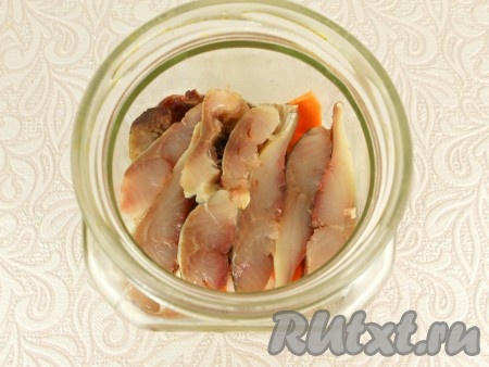 Далее выложить слой из кусочков селёдки.
