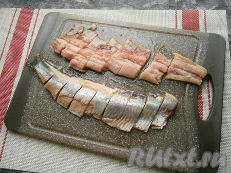 Селёдку разморозить. У сельди удалить голову, почистить, убрать внутренности, хвост и все кости с хребтом. Промыть селёдку и хорошо обсушить. В достаточно глубокой ёмкости смешать сахар и соль, добавить кусочки селёдки. Тщательно перемешать, покрывая смесью соли и сахара все кусочки сельди. Накрыть ёмкость с рыбой крышкой и отправить в холодильник примерно на сутки.