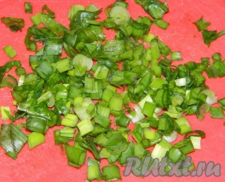 Отвариваем яйца в течение 9 минут после закипания воды, затем полностью остужаем их и очищаем.&nbsp;Зелёный лук моем, стряхиваем лишнюю жидкость и нарезаем.