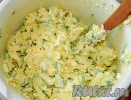 Хорошо перемешиваем салат. Перед подачей советую его охладить в холодильнике в течение минут 20.