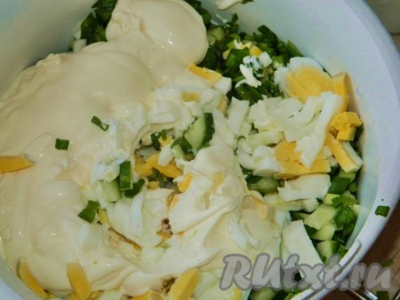 Добавляем в миску яйца, нарезанные на небольшие кусочки, и майонез, перемешиваем, подсаливаем по вкусу.