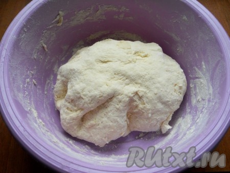 Замесить тесто. Йогурт добавляйте частями, тесто должно быть мягким, не тугим, немного липнущим.