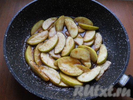Поставить сковороду на огонь, нагреть до расплавления масла. Добавить в сковороду яблоки. Готовить яблоки на небольшом огне до растворения сахара и еще минуты 2 (всего - минут 5-6, яблоки не должны развалиться).