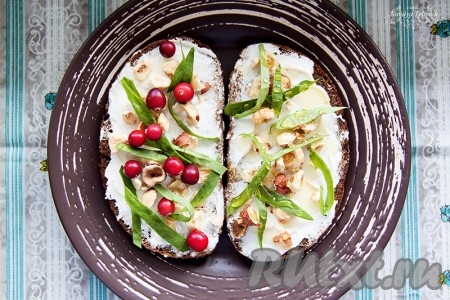 По желанию можно полить медом (без или с добавлением ягод).
