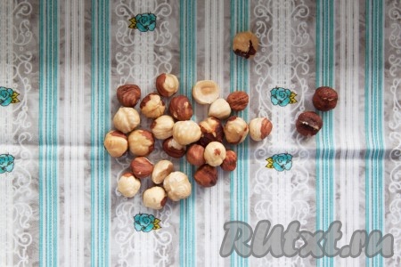 Орехи лучше взять очищенные. В данном рецепте можно использовать грецкие или лесные, но я предпочитаю фундук.