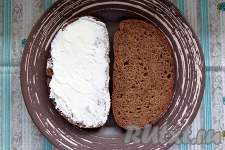 Смажьте творожным сыром хлеб. 