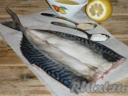 По коже сделать не очень глубокие, косые надрезы. Посолить и поперчить рыбу со всех сторон, оставить на 10 минут, чтобы она промариновалась.&nbsp;
