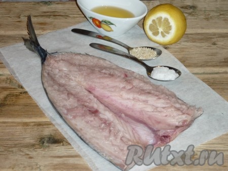 Скумбрию промыть под проточной водой, отрезать голову. Острым ножом сделать надрез вдоль брюшка, развернуть рыбу в пласт. Выпотрошить, достать хребет и мелкие косточки. Ещё раз хорошо промыть водой.