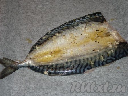 Филе скумбрии натереть с двух сторон получившейся смесью из растительного масла, сока лимона и чеснока. Выложить подготовленную рыбу на противень, застеленный пергаментом, по желанию, посыпать кунжутом и отправить в разогретую до 180 градусов духовку на 20-25 минут. Запекать рыбку до красивого золотистого цвета.