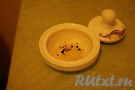 В ступке потолочь перец, кориандр и кунжут.