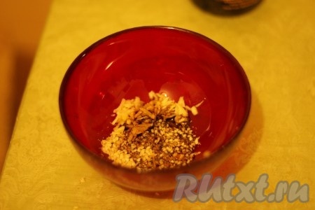 Смешать в миске соевый соус с пряностями и чесноком.
