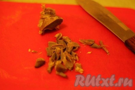 Желудочки нарезать небольшими кусочками. 