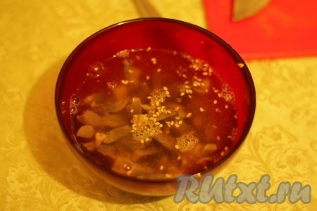 Залить содержимое миски кипящим бульоном, так чтобы он полностью покрыл куриные желудочки.