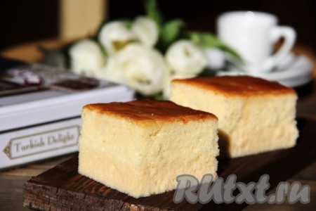 Готовый пирог "Три молока" нарезать на квадратики или прямоугольники. Вот такой красивый, высокий и очень вкусный пирог получается! Нежнейшая, мелкопористая основа и молочная заливка - изумительное сочетание, просто пальчики оближешь!
