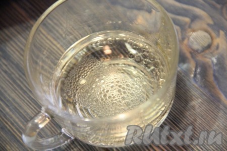 Растительное масло соединить с крутым кипятком и перемешать.