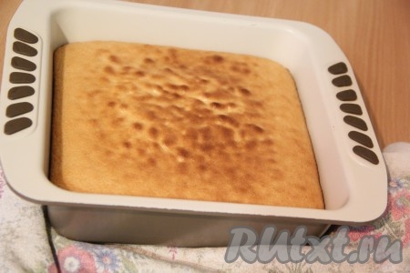 Пирог ровно поднимется и станет золотистого цвета.
