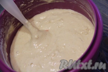 Всё тщательно перемешать силиконовой лопаткой.