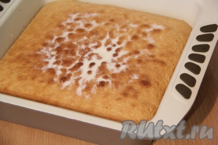  Вылить получившуюся молочную заливку в форму с пирогом.