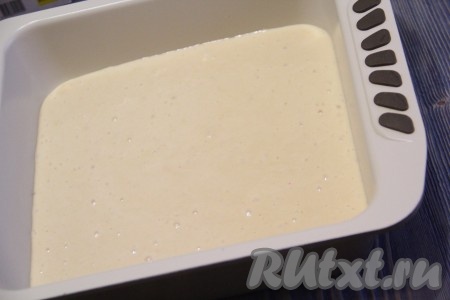 Дно формы для запекания застелить пергаментом. Я использовала квадратную форму размером 22х22 см. Вылить тесто в форму и поставить в разогретую духовку. Выпекать при 180-200 градусах примерно 30 минут. Готовность пирога проверить сухой зубочисткой.