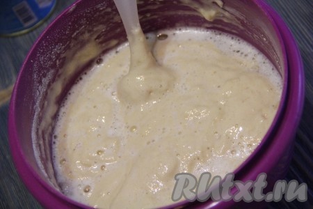 Влить масляную жидкость в тесто и тщательно перемешать.