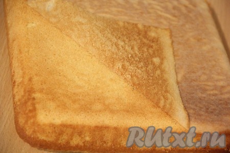 Перевернуть горячий пирог на стол и снять пергамент.
