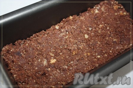 Выложить полученную массу в форму и выпекать в разогретой духовке 20 минут при температуре 180 градусов.
