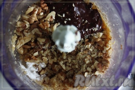 Растопить шоколад (я растопила в микроволновке) и измельчить орехи, добавить к массе.
