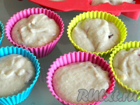 Разложить тесто по силиконовым формочкам для выпечки кексов, заполняя их на 2/3 объёма (в процессе выпечки манники хорошо поднимутся).