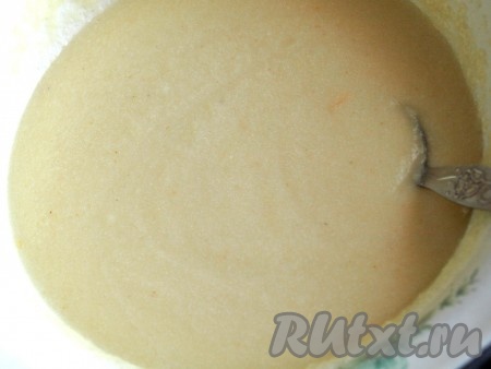 В объёмной миске соединить яйца и сахар, тщательно перемешать столовой ложкой, затем добавить кефир и манную крупу, хорошо перемешать. Оставить получившееся тесто на 30 минут, чтобы манка набухла.