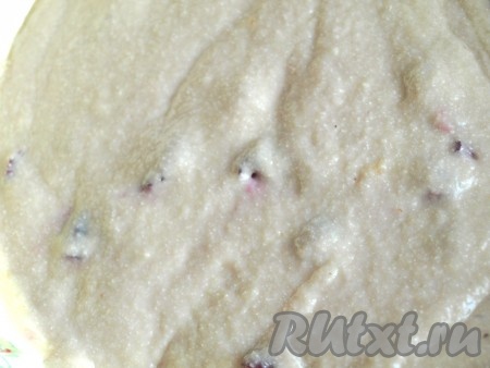 По истечении времени в тесто добавить растопленное остывшее сливочное масло и соду, погашенную уксусом или лимонным соком, перемешать. Частями просеять в тесто муку, каждый раз перемешивая тесто. Итоговое тесто для мини манников должно получиться однородным, напоминающим густую сметану. При желании в тесто можно добавить  вяленую вишню, изюм или другие сухофрукты.