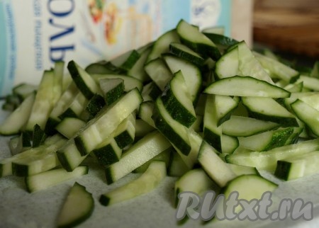 Свежий огурчик тоже нарезать соломкой.
