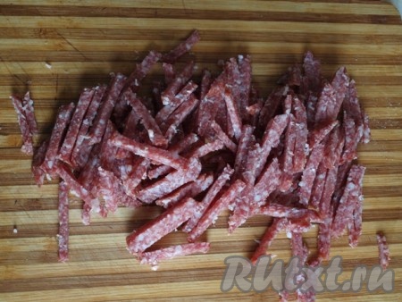 Нарезать соломкой копчёную колбасу.