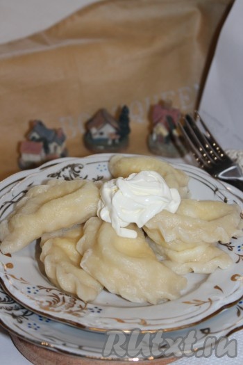 Готовые аппетитные, очень вкусные вареники смазать сливочным маслом и при подаче полить сметаной. 
