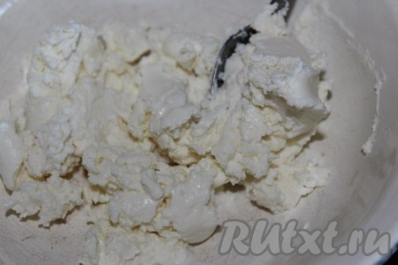 Творог посолить и растереть вилкой.