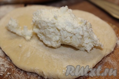 Выложить на каждый кружок соленый творог.
