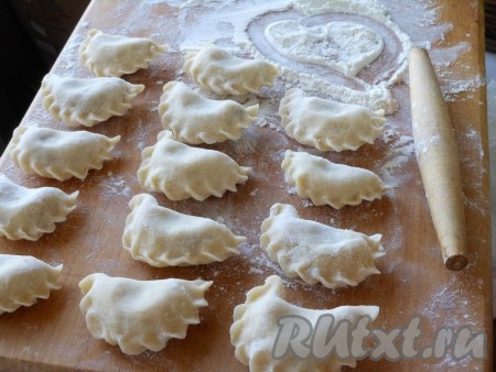 Слепить вареники.