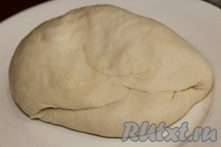 Для приготовления теста в муку добавить молоко, нагретое до 30-35 градусов, и хорошо перемешать. Затем ввести соль, яйцо, сахар и замесить тесто, которое должно приобрести однородную консистенцию. Перед формовкой тесто нужно выдержать 30-40 минут.
