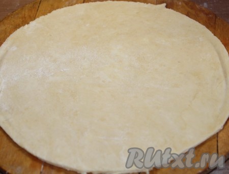 На доске, присыпанной мукой, раскатать тесто в пласт.&nbsp;

