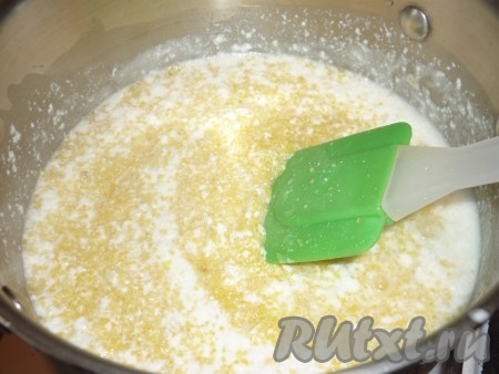 Всыпать кукурузную крупу и на медленном огне, постоянно помешивая и растирая ложкой по стенкам посуды, варить до готовности. Приблизительно 10 минут.&nbsp;
