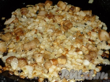 добавить нарезанный кубиками или полукольцами лук и жарить, помешивая, до золотистого цвета, примерно 3-4 минуты.