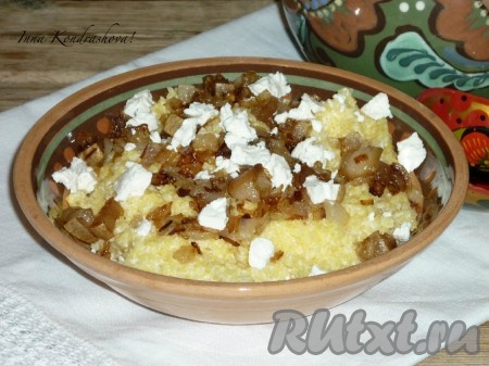 Готовый бануш горячим выложить на тарелку, посыпать шкварками с луком и кусочками брынзы.&nbsp;
