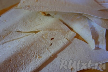 Лаваш нарезать на крупные треугольники.
