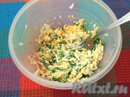 Заранее отварить яйца в течение 10 минут после закипания воды, затем остудить их полностью и очистить. Яйца натереть на крупной тёрке в достаточно глубокую миску. Зелень вымыть, обсушить, мелко нарезать. В миску с натёртыми яйцами добавить нарезанную зелень и майонез, посолить, приправить чёрным молотым перцем по вкусу, перемешать получившуюся яичную массу до однородности.