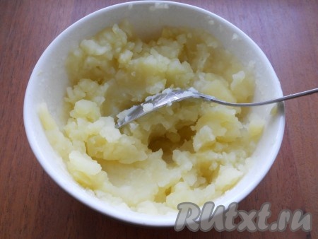 Залить водой и поставить кастрюлю на огонь. Когда вода закипит, убрать пену, посолить и варить картофель до готовности (25-30 минут). Затем половину картофеля выложить в миску и размять толкушкой или ложкой.