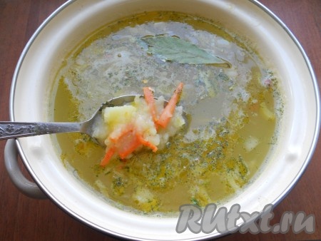 Отправить обжаренные овощи в кастрюлю с картофелем. Добавить специи, лавровый лист и приправу для супов. Кипятить суп на медленном огне минут 7.
