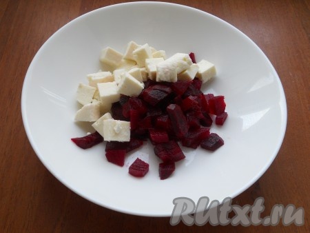 Вареную свеклу очистить, нарезать небольшими кубиками, добавить брынзу, нарезанную кубиками (брынзу можно купить в магазине или приготовить в домашних условиях). 