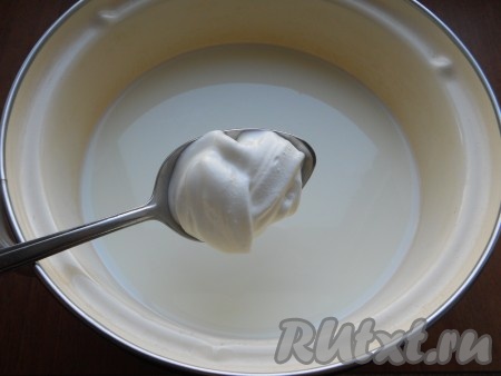 В кастрюлю влить молоко, добавить сметану, перемешать. Сметана полностью не растворится в молоке - ничего страшного.